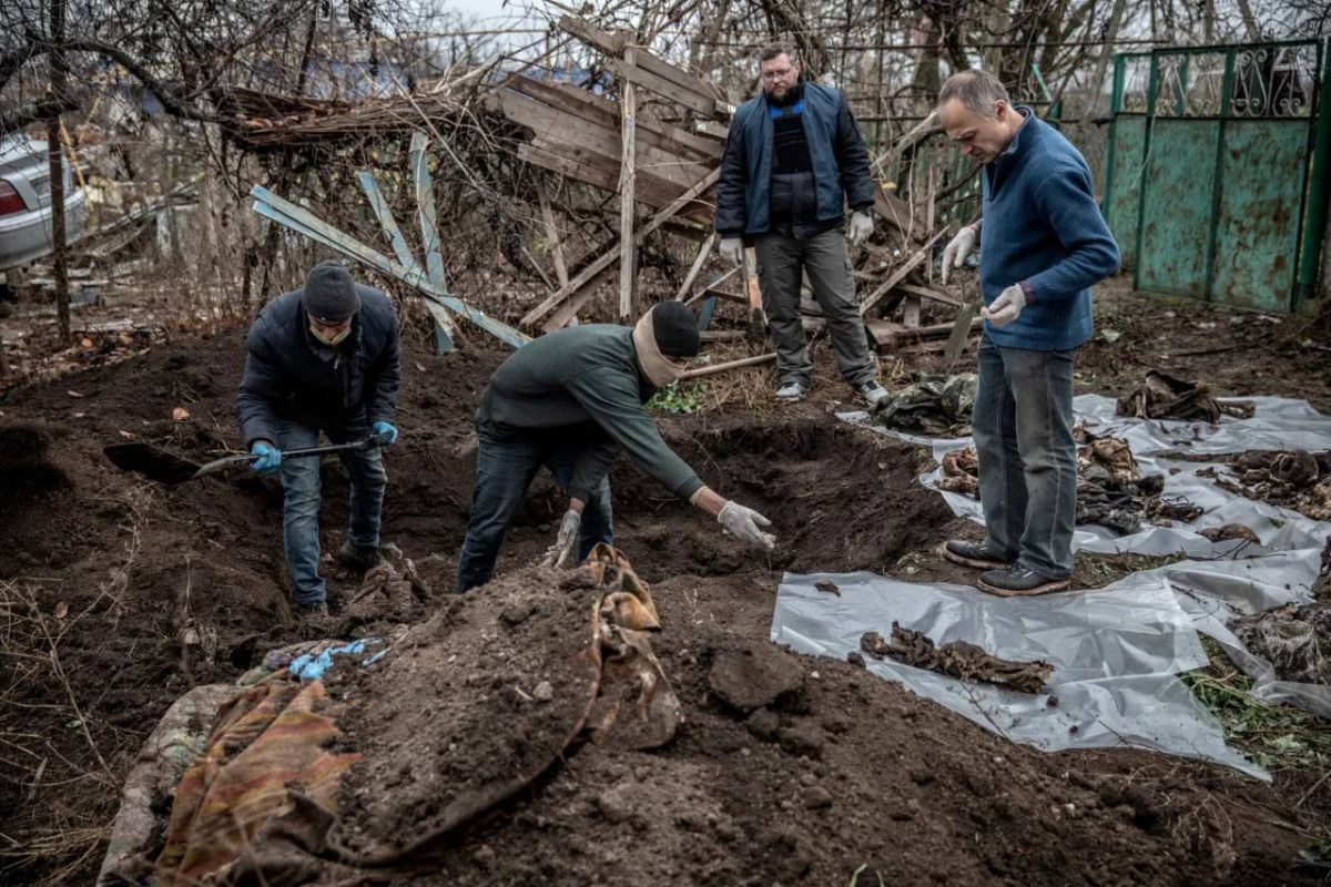 Біля Херсону знайшли поховання застрелених працівників сільгосппідприємства Біля Херсону знайшли поховання застрелених працівників сільгосппідприємства