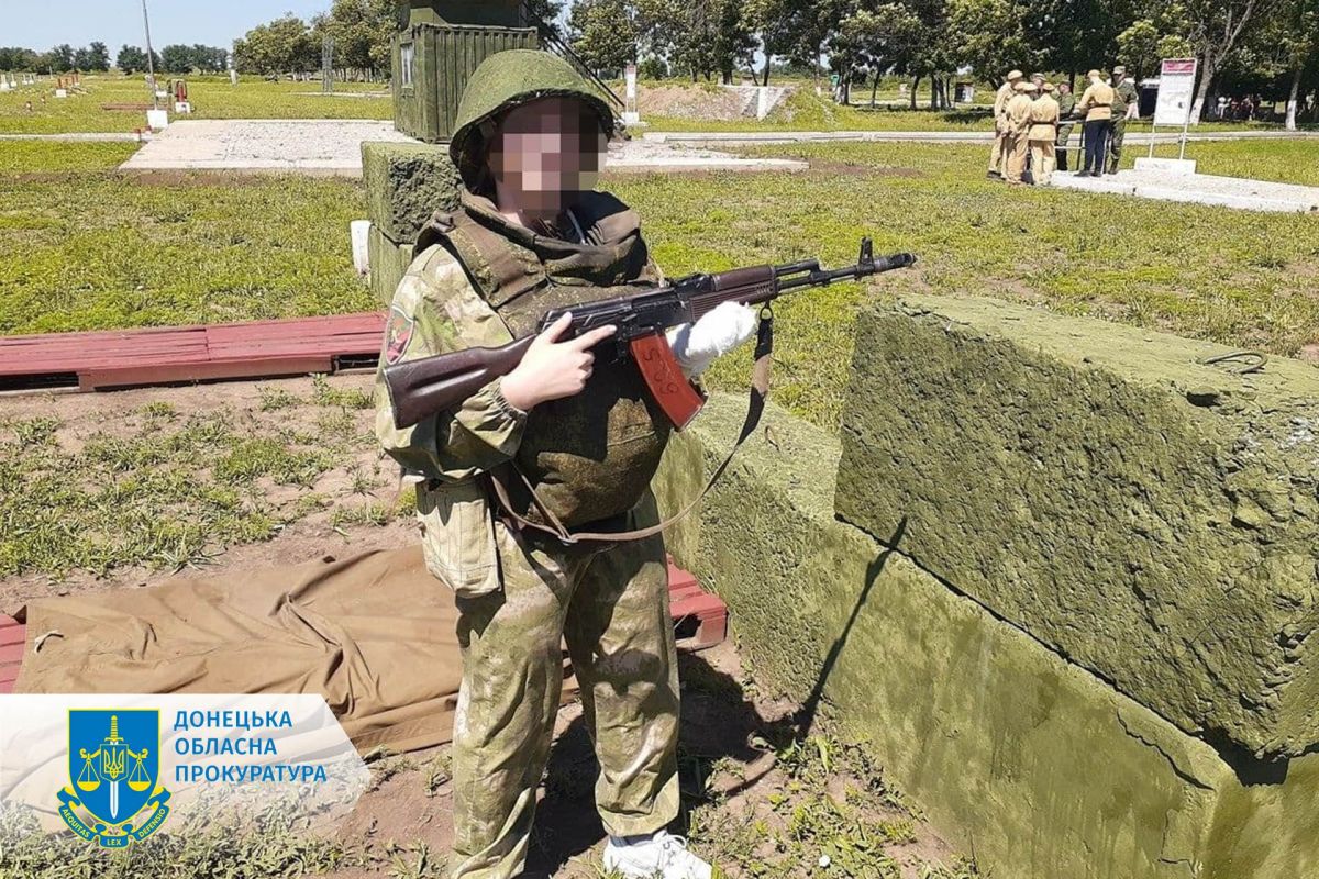 Навчають дітей воювати - на Донеччині заочно судитимуть засновника військово-патріотичних клубів «ДНР» Навчають дітей воювати - на Донеччині заочно судитимуть засновника військово-патріотичних клубів «ДНР»