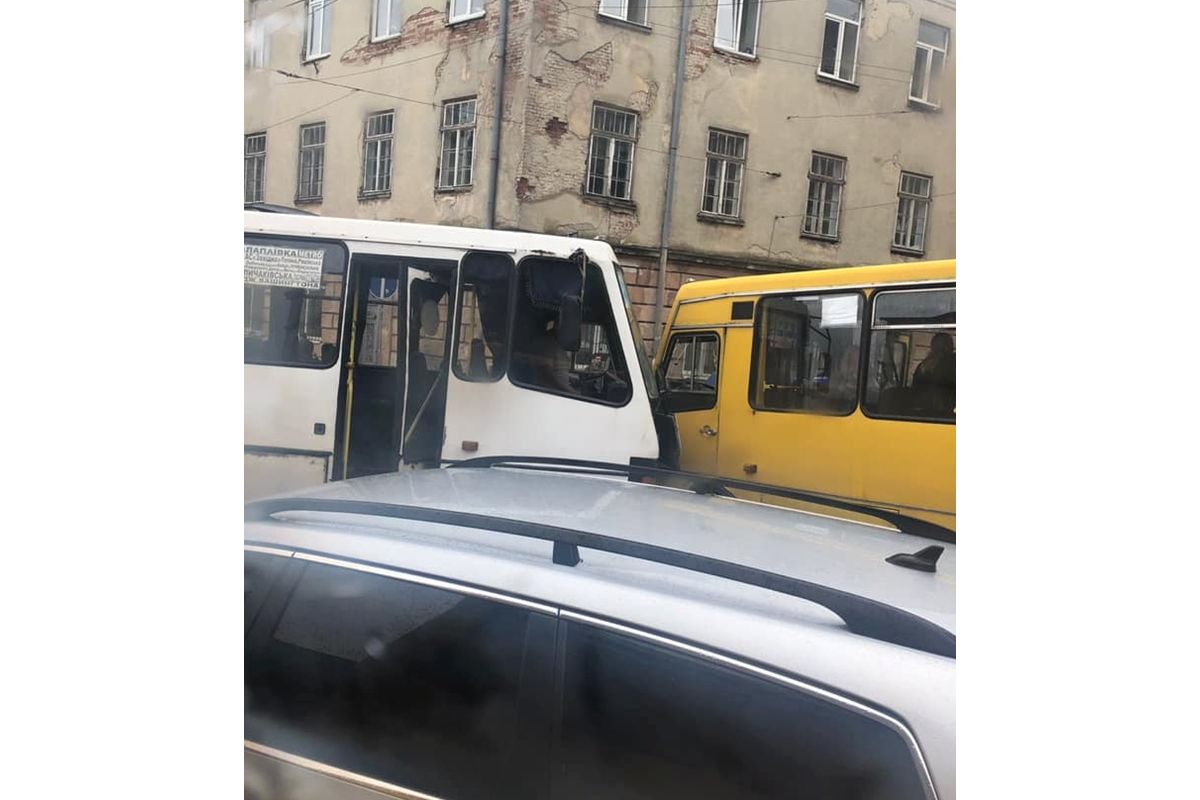 Дві маршрутки зіштовхнулись в Дніпрі: є постраждалі серед пасажирів! Дві маршрутки зіштовхнулись в Дніпрі: є постраждалі серед пасажирів!