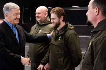 Порошенко продовжує зміцнювати армію: разом з волонтерами зібрав шостий комплект відеоспостереження на передову Порошенко продовжує зміцнювати армію: разом з волонтерами зібрав шостий комплект відеоспостереження на передову