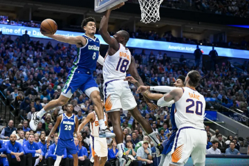 Защитник "Далласа" оформил роскошный данк одной правой: момент дня в НБА Защитник "Далласа" оформил роскошный данк одной правой: момент дня в НБА