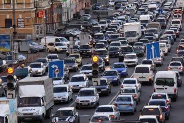 Киев остановился в гигантских пробках		   			Киев остановился в гигантских пробках