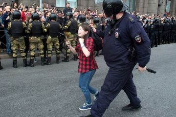 Россия в глубочайшем кризисе. Путин страну не удержит – экс-полковник ФСБ		   			Россия в глубочайшем кризисе. Путин страну не удержит – экс-полковник ФСБ