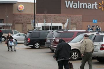 В США на стоянке супермаркета нашли грузовик, полный мертвых и травмированных людей		   			В США на стоянке супермаркета нашли грузовик, полный мертвых и травмированных людей