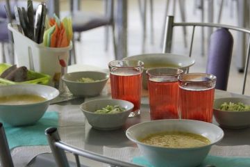 Скандальные фирмы и просрочка: чем кормят и как травят детей в школах Киева		   			Скандальные фирмы и просрочка: чем кормят и как травят детей в школах Киева