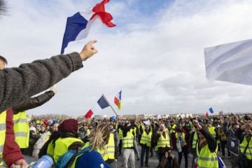 У Франції транспортний хаос: “жовті жилети” палять пункти оплати за автобани		   			У Франції транспортний хаос: “жовті жилети” палять пункти оплати за автобани