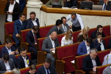 300 под куполом. Зачем на Банковой хотят сократить число нардепов и хватит ли под это голосов		   			300 под куполом. Зачем на Банковой хотят сократить число нардепов и хватит ли под это голосов