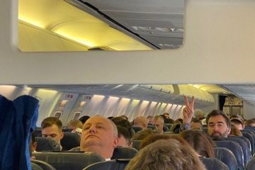 Полно “слуг”, Порошенко и друг Путина: Кто летит на Мюнхенскую конференцию. Фото из самолета		   			Полно “слуг”, Порошенко и друг Путина: Кто летит на Мюнхенскую конференцию. Фото из самолета