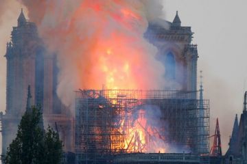 Ад, катастрофа и сердце в пепле. Как мир отреагировал на пожар в Нотр-Дам		   			Ад, катастрофа и сердце в пепле. Как мир отреагировал на пожар в Нотр-Дам