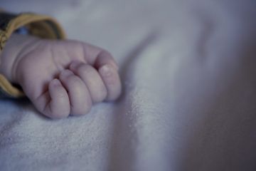 В КНР 24-летняя девушка запаковала новорожденную дочь в пакет и отправила в приют… курьером		   			В КНР 24-летняя девушка запаковала новорожденную дочь в пакет и отправила в приют… курьером