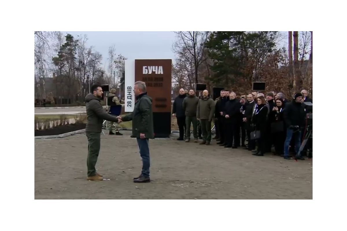 Президент вручив Бучі відзнаку "Місто-герой України" Президент вручив Бучі відзнаку "Місто-герой України"
