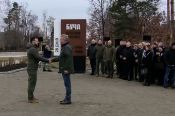 Президент вручив Бучі відзнаку "Місто-герой України" Президент вручив Бучі відзнаку "Місто-герой України"