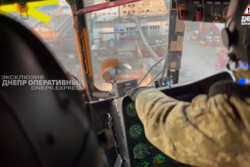 Українські пілоти сім разів проривалися до захисників "Азовсталі", доставляючи боєприпаси та необхідне спорядження. ВIДЕО Українські пілоти сім разів проривалися до захисників "Азовсталі", доставляючи боєприпаси та необхідне спорядження. ВIДЕО