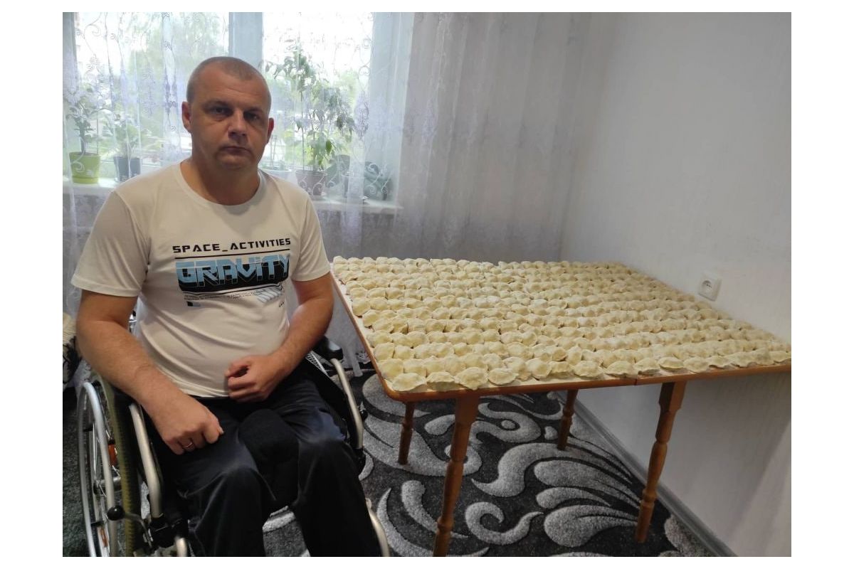 42-річний черкащанин щотижня готує тисячу вареників для військових на фронті. Йому допомагають дружина і донька 42-річний черкащанин щотижня готує тисячу вареників для військових на фронті. Йому допомагають дружина і донька