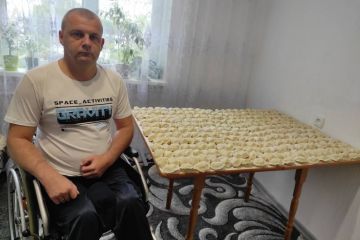 42-річний черкащанин щотижня готує тисячу вареників для військових на фронті. Йому допомагають дружина і донька 42-річний черкащанин щотижня готує тисячу вареників для військових на фронті. Йому допомагають дружина і донька