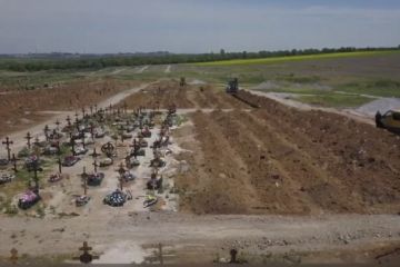 За останній місяць росіяни облаштували 25 братських могил біля Маріуполя За останній місяць росіяни облаштували 25 братських могил біля Маріуполя