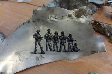 Розмальований уламок збитої над Львовом ракети розіграють у лотерею Розмальований уламок збитої над Львовом ракети розіграють у лотерею