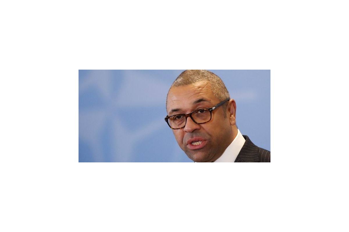 Міністр закордонних справ Великої Британії Джеймс Клеверлі заявив, що Україна має право використовувати силу за межами своїх кордонів для захисту від РФ Міністр закордонних справ Великої Британії Джеймс Клеверлі заявив, що Україна має право використовувати силу за межами своїх кордонів для захисту від РФ