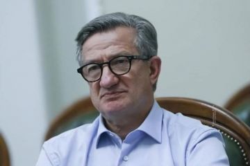 Сергей Тарута... Представитель аморальных и циничных обманщиков, которые в любой момент готовы предать народ, родителей, друзей, Украину - разве не об этом говорится в решении Высокого суда Англии и Уэльса? Сергей Тарута... Представитель аморальных и циничных обманщиков, которые в любой момент готовы предать народ, родителей, друзей, Украину - разве не об этом говорится в решении Высокого суда Англии и Уэльса?