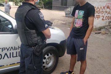 Впродовж двох днів патрульні Кривого Рогу під час поверхневих оглядів вилучали у громадян наркотики Впродовж двох днів патрульні Кривого Рогу під час поверхневих оглядів вилучали у громадян наркотики