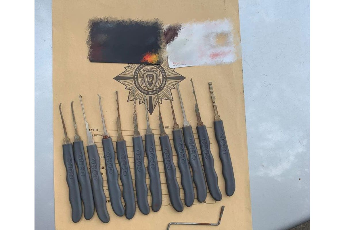 Поліцейські затримали мешканців Кривого Рогу, які пограбували ювелірну крамницю на Закарпатті Поліцейські затримали мешканців Кривого Рогу, які пограбували ювелірну крамницю на Закарпатті