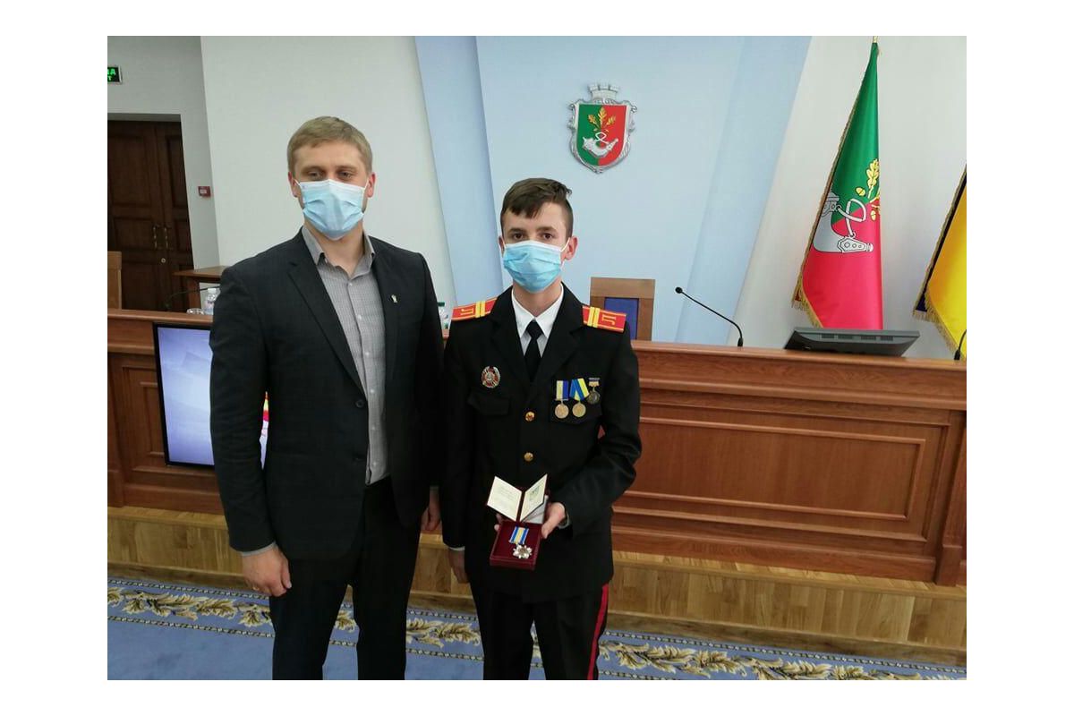 17-річний ліцеїст Саша Гаркуша, який врятував життя п’ятьох дітей, отримав орден «За мужність» 17-річний ліцеїст Саша Гаркуша, який врятував життя п’ятьох дітей, отримав орден «За мужність»