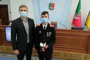 17-річний ліцеїст Саша Гаркуша, який врятував життя п’ятьох дітей, отримав орден «За мужність» 17-річний ліцеїст Саша Гаркуша, який врятував життя п’ятьох дітей, отримав орден «За мужність»