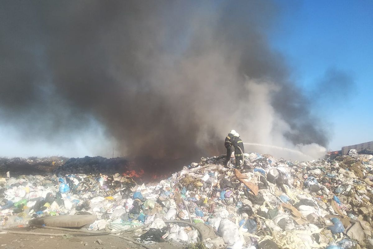 У Павлоградському районі рятувальники всю ніч боролися з пожежею на сміттєвому полігоні У Павлоградському районі рятувальники всю ніч боролися з пожежею на сміттєвому полігоні
