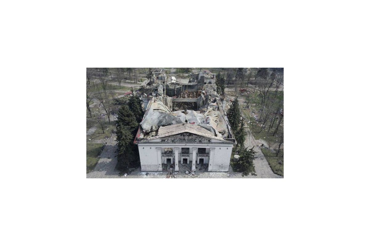 Окупанти в маріупольському драмтеатрі бетоном заливають тіла загиблих, а трупний запах намагаються усунути за допомогою хлорки Окупанти в маріупольському драмтеатрі бетоном заливають тіла загиблих, а трупний запах намагаються усунути за допомогою хлорки