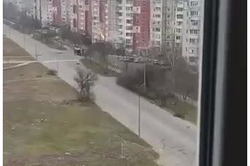 Російське вторгнення в Україну : Російські війська б'ють прямо по житлових будинках у Херсоні! Російське вторгнення в Україну : Російські війська б'ють прямо по житлових будинках у Херсоні!