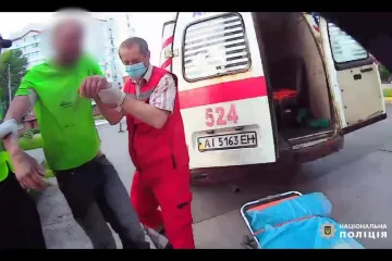 ​Поліція Вишгородщини надала допомогу чоловікові, якому стало зле на вулиці.