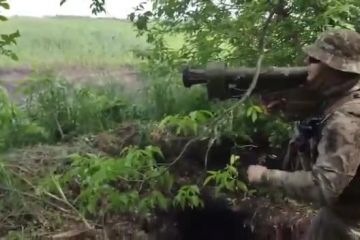 Під Ізюмом наші захисники збили російський гелікоптер Ка-52, відомий як "Алігатор" Під Ізюмом наші захисники збили російський гелікоптер Ка-52, відомий як "Алігатор"