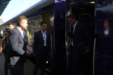 Прем’єр Іспанії прибув до Києва у перший день головування країни в Раді ЄС Прем’єр Іспанії прибув до Києва у перший день головування країни в Раді ЄС