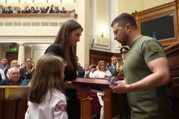 Володимир Зеленський вручив державні нагороди військовослужбовцям з нагоди Дня Конституції України Володимир Зеленський вручив державні нагороди військовослужбовцям з нагоди Дня Конституції України