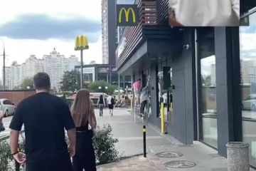 У Києві ресторани McDonald's готують до відкриття: приміщення миють та прибирають  У Києві ресторани McDonald's готують до відкриття: приміщення миють та прибирають