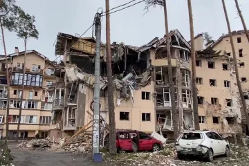 ​Російське вторгнення в Україну : Будинок в Ірпені на Київщині після ранкового обстрілу
