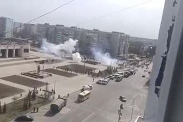 В Енергодарі росіяни обстрілюють мирних жителів, які вийшли на мітинг проти окупантів В Енергодарі росіяни обстрілюють мирних жителів, які вийшли на мітинг проти окупантів