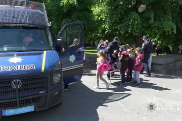 У Житомирі дітлахи і дорослі познайомились з роботою тих, хто опікується безпекою людей. У Житомирі дітлахи і дорослі познайомились з роботою тих, хто опікується безпекою людей.