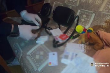 Кіберполіція Одещини припинила протиправну діяльність чотирьох одеситів, які отримували гроші. Кіберполіція Одещини припинила протиправну діяльність чотирьох одеситів, які отримували гроші.