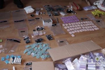 Поліцейські ліквідували інтернет-наркокрамницю та вилучили наркотиків на 1,5 мільйони гривень Поліцейські ліквідували інтернет-наркокрамницю та вилучили наркотиків на 1,5 мільйони гривень