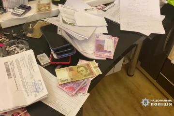 У Харкові слідчі повідомили про підозру трьом жінкам у занятті сутенерством. У Харкові слідчі повідомили про підозру трьом жінкам у занятті сутенерством.