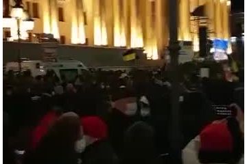 Центр Тбілісі. Тисячі людей чекають звернення Володимира Зеленського. Центр Тбілісі. Тисячі людей чекають звернення Володимира Зеленського.
