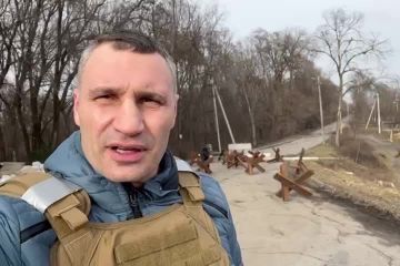 Друзі! Київ укріплюється, щоб оборонятися  в разі атаки ворога. Сьогодні проїхався деякими блок-постами, зведеними для оборони міста. Бійці збройних сил, тероборона, поліція, інші силові структури готові і будуть захищати столицю- серце України. Друзі! Київ укріплюється, щоб оборонятися  в разі атаки ворога. Сьогодні проїхався деякими блок-постами, зведеними для оборони міста. Бійці збройних сил, тероборона, поліція, інші силові структури готові і будуть захищати столицю- серце України.