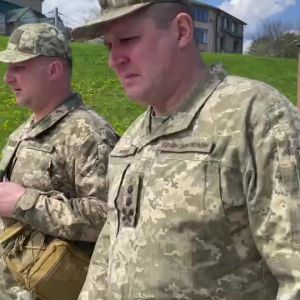 Російське вторгнення в Україну : Представники КМВА передали до Національного музею історії у Другій світовій війні залишки та уламки збитого гвинтокрила ВПС рф та ракети Російське вторгнення в Україну : Представники КМВА передали до Національного музею історії у Другій світовій війні залишки та уламки збитого гвинтокрила ВПС рф та ракети