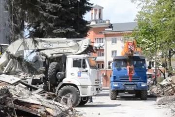 Російське вторгнення в Україну : Свято на кістках. У центрі Маріуполя окупанти розбирають завали, щоб влаштувати «парад»  Російське вторгнення в Україну : Свято на кістках. У центрі Маріуполя окупанти розбирають завали, щоб влаштувати «парад»