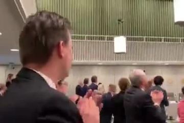 Зеленський прибув до Сенату Генеральних штатів у Гаазі Зеленський прибув до Сенату Генеральних штатів у Гаазі