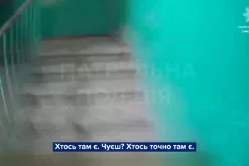 Поліція показала кадри евакуації людей з пошкодженої багатоповерхівки в Сумах у перші хвилини після атаки БпЛА Поліція показала кадри евакуації людей з пошкодженої багатоповерхівки в Сумах у перші хвилини після атаки БпЛА
