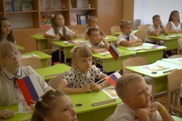 Так відбувається зомбування дітей, які пішли до шкіл в окупованому Бердянську Так відбувається зомбування дітей, які пішли до шкіл в окупованому Бердянську