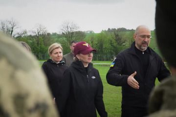 Олена Зеленська і Денис Шмигаль відвідали українських військових, які навчаються у Великій Британії Олена Зеленська і Денис Шмигаль відвідали українських військових, які навчаються у Великій Британії