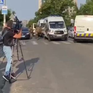 Адвокат Ігоря Гуменюка, Олександр Свиридовський, повідомив, що після продовження терміну утримання під вартою, він та конвойний перебували в канцелярії, коли стався вибух Адвокат Ігоря Гуменюка, Олександр Свиридовський, повідомив, що після продовження терміну утримання під вартою, він та конвойний перебували в канцелярії, коли стався вибух